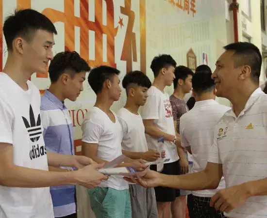 为什么参加篮球辅导可以帮助孩子更好地成长_1
